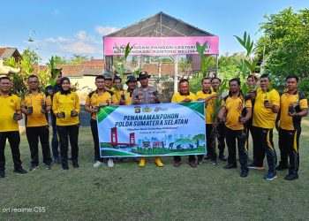 Polsek Belitang III Tanam Ribuan Bibit Pohon Untuk Kelestarian Lingkungan. (Foto/Yesianti).