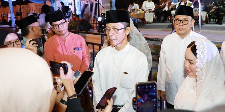 Wali Kota Batam Amsakar Achmad saat memberika keterangan kepada awak media. (Foto/Humas).