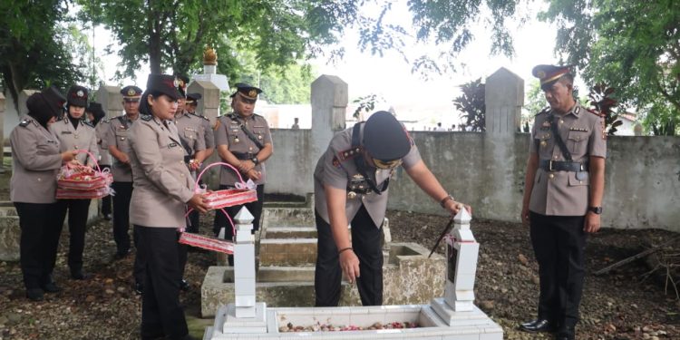 Kapolres Langkat Ziarah Ke TMP Pangkalan Brandan, untuk mengenag Jasa Para Pahlawan. (Foto/Jhon).