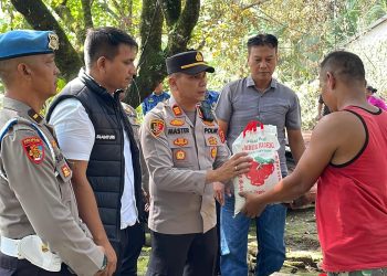 Kapolsek Salapian Salurkan Bantuan Kepada Korban Kebakaran. (Foto/Jhon).