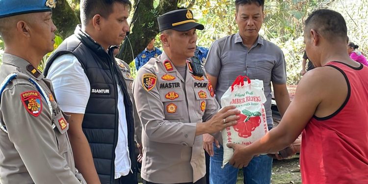 Kapolsek Salapian Salurkan Bantuan Kepada Korban Kebakaran. (Foto/Jhon).