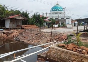 Pekerjaan proyek pembangunan Box Culvert tanpa papan plang nama. (Foto/Dok).