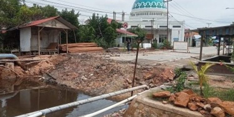 Pekerjaan proyek pembangunan Box Culvert tanpa papan plang nama. (Foto/Dok).