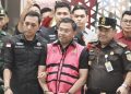 Eks Wakil Kepala BGN Sony Sonjaya dengan tangan diborgol diapit dengan petugas Kejagung. (Foto/Net).