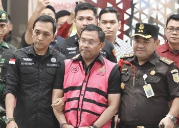 Eks Wakil Kepala BGN Sony Sonjaya dengan tangan diborgol diapit dengan petugas Kejagung. (Foto/Net).