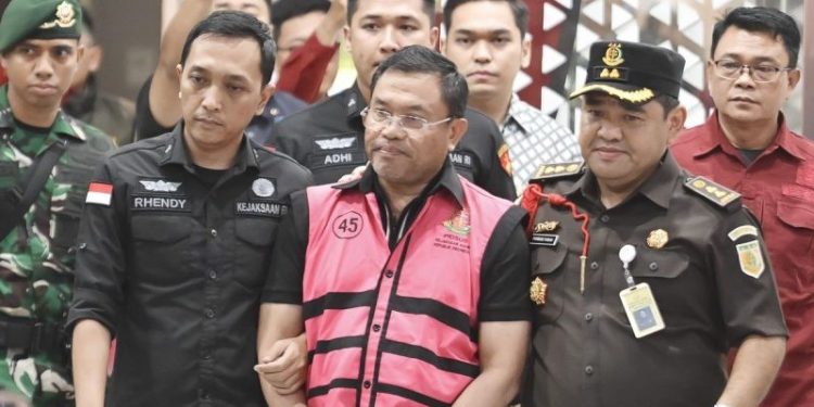 Eks Wakil Kepala BGN Sony Sonjaya dengan tangan diborgol diapit dengan petugas Kejagung. (Foto/Net).