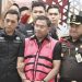 Eks Wakil Kepala BGN Sony Sonjaya dengan tangan diborgol diapit dengan petugas Kejagung. (Foto/Net).