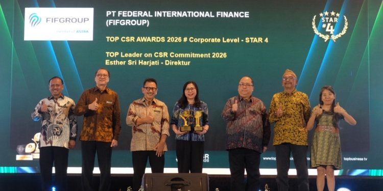 GS Building ESR & Sustainability Division Head FIFGROUP, Theresia Muliani (tengah), mewakili perseroan menerima penghargaan. (Foto/Humas).