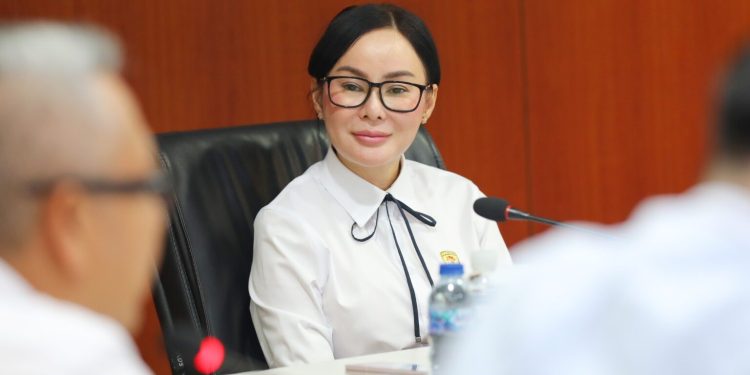 Wakil Wali Kota Batam, Li Claudia Chandra tengah berbincang dengan tamunya. (Foto/Diskominfo).