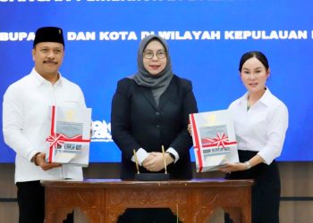 Plh Wali Kota Batam Li Claudia Candra, menerima WTPdari BPK RI. (Foto/Kominfo)