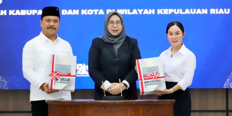 Plh Wali Kota Batam Li Claudia Candra, menerima WTPdari BPK RI. (Foto/Kominfo)