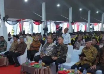Bupati Asahan, Taufik Zainal Abidin, S.Sos., M.Si., (tengah) adiri acara Wisuda Sarjana (S1). (Foto/Istimewa).