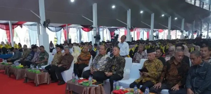 Bupati Asahan, Taufik Zainal Abidin, S.Sos., M.Si., (tengah) adiri acara Wisuda Sarjana (S1). (Foto/Istimewa).