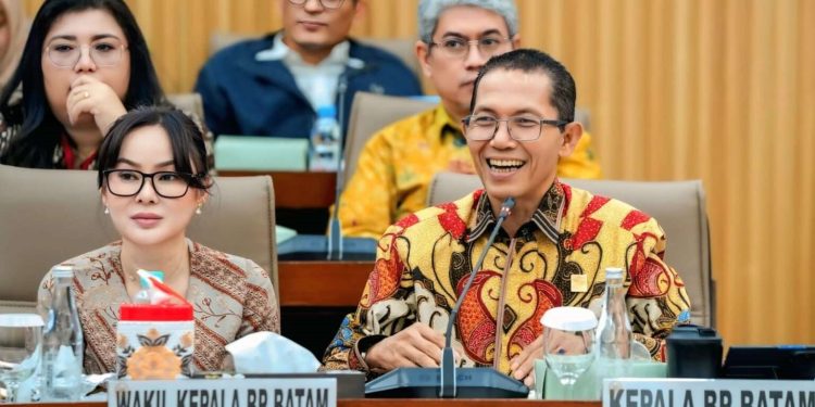 Kepala BP Batam Amsakar Achmad dan Wakil Kepala BP Batam Li Claudia Chandra. (Foto/Humas).