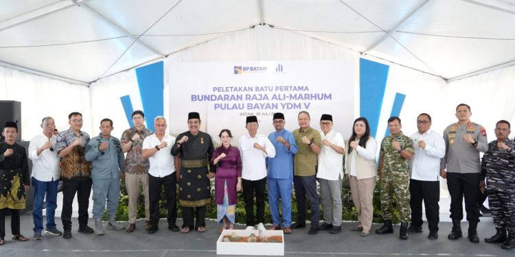 Kepala BP Batam Mulai Bangun Bundaran Raja Ali Marhum Pullau Bayan. (Foto/Humas).