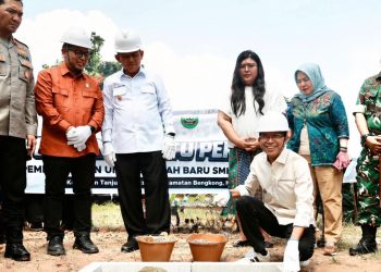 Kepala BP Batam Amsakar Achmad meletakan batu pertama pembangunan  SMK 13 Kota Batam. (Foto/Humas).