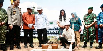 Kepala BP Batam Amsakar Achmad meletakan batu pertama pembangunan  SMK 13 Kota Batam. (Foto/Humas).
