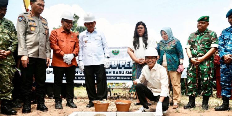 Kepala BP Batam Amsakar Achmad meletakan batu pertama pembangunan SMK 13 Kota Batam. (Foto/Humas).