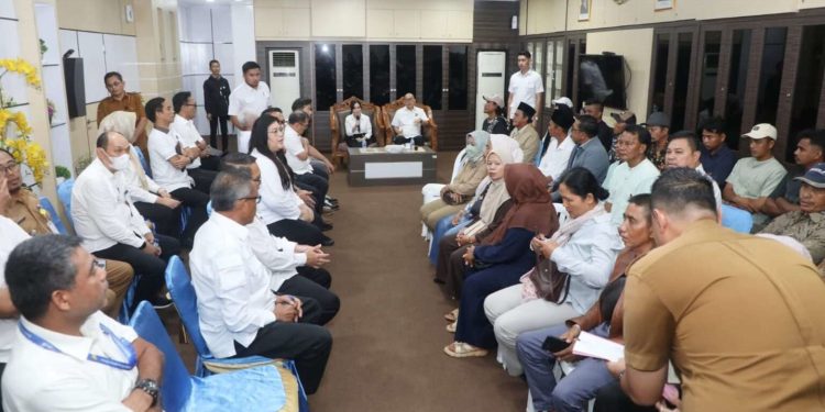 Wakil Kepala BP Batam Li Claudia Chandra Dengan Aspirasi Masyarakat Rempang-Galang. (Foto/Humas).