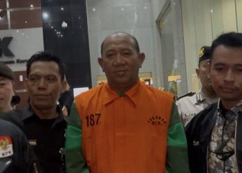 Bupati Langkat, Syah Afandin alian Ondin diapit oleh dua petugas KPK. (Foto/Internet).