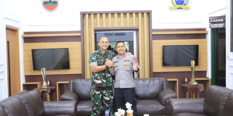 Perkuat Sinergi TNI-Polri, Kapolres Langkat Silaturahmi dengan Dandim 0203/Langkat. (Foto/Jhon)