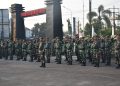 DEMAK, RMNEWS.ID-Dalam rangka memelihara serta meningkatkan kedisiplinan, jiwa nasionalisme, dan loyalitas prajurit maupun PNS TNI, Kodim 0716/Demak melaksanakan Upacara Pengibaran Bendera Merah Putih rutin hari Senin yang berlangsung di Lapangan Upacara Makodim 0716/Demak. Senin (06/7/2026)Upacara tersebut dipimpin oleh Danramil 08/Karanganyar Kapten Arh Jalalul Hadi selaku Inspektur Upacara, Pasipers Kapten Inf Ahmad Zazuli selaku Perwira Upacara, Danramil 13/Karangawen Kapten Kav Slamet Udoyo selaku Komandan Upacara dan petugas upacara dari Koramil 09/Karangtengah.Upacara diikuti oleh seluruh personel Militer dan PNS TNI jajaran Kodim 0716/Demak. Kegiatan ini merupakan bagian dari pembinaan tradisi satuan yang secara konsisten dilaksanakan sebagai sarana pembentukan karakter, penanaman nilai-nilai kejuangan, serta penguatan sikap disiplin prajurit.Rangkaian upacara dimulai dari masuknya Inspektur Upacara ke lapangan, penghormatan pasukan, laporan Komandan Upacara, pengibaran Bendera Merah Putih, mengheningkan cipta yang dipimpin oleh Inspektur Upacara, pembacaan teks Pancasila, pengucapan Sapta Marga, hingga pembacaan doa dan penghormatan pasukan.Seluruh rangkaian kegiatan berjalan tertib, lancar, dan khidmat, mencerminkan sikap disiplin dan profesionalisme prajurit Kodim 0716/Demak.
Upacara bendera ini tidak hanya menjadi bentuk penghormatan terhadap lambang negara, namun juga sebagai wahana evaluasi sikap, pembinaan mental, serta penguatan komitmen prajurit dalam menjalankan tugas pengabdian kepada bangsa dan negara.Melalui pelaksanaan upacara rutin ini, diharapkan seluruh personel Kodim 0716/Demak senantiasa menjaga integritas, meningkatkan etos kerja, serta tetap solid dan siap menjalankan tugas pokok TNI AD dalam menjaga keutuhan dan kedaulatan Negara Kesatuan Republik Indonesia.***
(rm/pendim0716)
