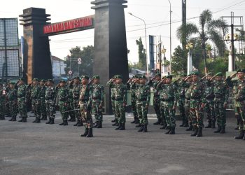 DEMAK, RMNEWS.ID-Dalam rangka memelihara serta meningkatkan kedisiplinan, jiwa nasionalisme, dan loyalitas prajurit maupun PNS TNI, Kodim 0716/Demak melaksanakan Upacara Pengibaran Bendera Merah Putih rutin hari Senin yang berlangsung di Lapangan Upacara Makodim 0716/Demak. Senin (06/7/2026)Upacara tersebut dipimpin oleh Danramil 08/Karanganyar Kapten Arh Jalalul Hadi selaku Inspektur Upacara, Pasipers Kapten Inf Ahmad Zazuli selaku Perwira Upacara, Danramil 13/Karangawen Kapten Kav Slamet Udoyo selaku Komandan Upacara dan petugas upacara dari Koramil 09/Karangtengah.Upacara diikuti oleh seluruh personel Militer dan PNS TNI jajaran Kodim 0716/Demak. Kegiatan ini merupakan bagian dari pembinaan tradisi satuan yang secara konsisten dilaksanakan sebagai sarana pembentukan karakter, penanaman nilai-nilai kejuangan, serta penguatan sikap disiplin prajurit.Rangkaian upacara dimulai dari masuknya Inspektur Upacara ke lapangan, penghormatan pasukan, laporan Komandan Upacara, pengibaran Bendera Merah Putih, mengheningkan cipta yang dipimpin oleh Inspektur Upacara, pembacaan teks Pancasila, pengucapan Sapta Marga, hingga pembacaan doa dan penghormatan pasukan.Seluruh rangkaian kegiatan berjalan tertib, lancar, dan khidmat, mencerminkan sikap disiplin dan profesionalisme prajurit Kodim 0716/Demak.
Upacara bendera ini tidak hanya menjadi bentuk penghormatan terhadap lambang negara, namun juga sebagai wahana evaluasi sikap, pembinaan mental, serta penguatan komitmen prajurit dalam menjalankan tugas pengabdian kepada bangsa dan negara.Melalui pelaksanaan upacara rutin ini, diharapkan seluruh personel Kodim 0716/Demak senantiasa menjaga integritas, meningkatkan etos kerja, serta tetap solid dan siap menjalankan tugas pokok TNI AD dalam menjaga keutuhan dan kedaulatan Negara Kesatuan Republik Indonesia.***
(rm/pendim0716)