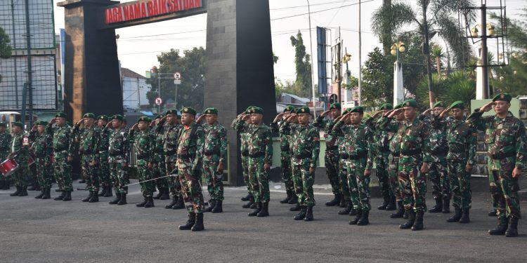 DEMAK, RMNEWS.ID-Dalam rangka memelihara serta meningkatkan kedisiplinan, jiwa nasionalisme, dan loyalitas prajurit maupun PNS TNI, Kodim 0716/Demak melaksanakan Upacara Pengibaran Bendera Merah Putih rutin hari Senin yang berlangsung di Lapangan Upacara Makodim 0716/Demak. Senin (06/7/2026)Upacara tersebut dipimpin oleh Danramil 08/Karanganyar Kapten Arh Jalalul Hadi selaku Inspektur Upacara, Pasipers Kapten Inf Ahmad Zazuli selaku Perwira Upacara, Danramil 13/Karangawen Kapten Kav Slamet Udoyo selaku Komandan Upacara dan petugas upacara dari Koramil 09/Karangtengah.Upacara diikuti oleh seluruh personel Militer dan PNS TNI jajaran Kodim 0716/Demak. Kegiatan ini merupakan bagian dari pembinaan tradisi satuan yang secara konsisten dilaksanakan sebagai sarana pembentukan karakter, penanaman nilai-nilai kejuangan, serta penguatan sikap disiplin prajurit.Rangkaian upacara dimulai dari masuknya Inspektur Upacara ke lapangan, penghormatan pasukan, laporan Komandan Upacara, pengibaran Bendera Merah Putih, mengheningkan cipta yang dipimpin oleh Inspektur Upacara, pembacaan teks Pancasila, pengucapan Sapta Marga, hingga pembacaan doa dan penghormatan pasukan.Seluruh rangkaian kegiatan berjalan tertib, lancar, dan khidmat, mencerminkan sikap disiplin dan profesionalisme prajurit Kodim 0716/Demak.
Upacara bendera ini tidak hanya menjadi bentuk penghormatan terhadap lambang negara, namun juga sebagai wahana evaluasi sikap, pembinaan mental, serta penguatan komitmen prajurit dalam menjalankan tugas pengabdian kepada bangsa dan negara.Melalui pelaksanaan upacara rutin ini, diharapkan seluruh personel Kodim 0716/Demak senantiasa menjaga integritas, meningkatkan etos kerja, serta tetap solid dan siap menjalankan tugas pokok TNI AD dalam menjaga keutuhan dan kedaulatan Negara Kesatuan Republik Indonesia.***
(rm/pendim0716)