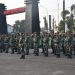 DEMAK, RMNEWS.ID-Dalam rangka memelihara serta meningkatkan kedisiplinan, jiwa nasionalisme, dan loyalitas prajurit maupun PNS TNI, Kodim 0716/Demak melaksanakan Upacara Pengibaran Bendera Merah Putih rutin hari Senin yang berlangsung di Lapangan Upacara Makodim 0716/Demak. Senin (06/7/2026)
Upacara tersebut dipimpin oleh Danramil 08/Karanganyar Kapten Arh Jalalul Hadi selaku Inspektur Upacara, Pasipers Kapten Inf Ahmad Zazuli selaku Perwira Upacara, Danramil 13/Karangawen Kapten Kav Slamet Udoyo selaku Komandan Upacara dan petugas upacara dari Koramil 09/Karangtengah.
Upacara diikuti oleh seluruh personel Militer dan PNS TNI jajaran Kodim 0716/Demak. Kegiatan ini merupakan bagian dari pembinaan tradisi satuan yang secara konsisten dilaksanakan sebagai sarana pembentukan karakter, penanaman nilai-nilai kejuangan, serta penguatan sikap disiplin prajurit.
Rangkaian upacara dimulai dari masuknya Inspektur Upacara ke lapangan, penghormatan pasukan, laporan Komandan Upacara, pengibaran Bendera Merah Putih, mengheningkan cipta yang dipimpin oleh Inspektur Upacara, pembacaan teks Pancasila, pengucapan Sapta Marga, hingga pembacaan doa dan penghormatan pasukan.
Seluruh rangkaian kegiatan berjalan tertib, lancar, dan khidmat, mencerminkan sikap disiplin dan profesionalisme prajurit Kodim 0716/Demak.
Upacara bendera ini tidak hanya menjadi bentuk penghormatan terhadap lambang negara, namun juga sebagai wahana evaluasi sikap, pembinaan mental, serta penguatan komitmen prajurit dalam menjalankan tugas pengabdian kepada bangsa dan negara.
Melalui pelaksanaan upacara rutin ini, diharapkan seluruh personel Kodim 0716/Demak senantiasa menjaga integritas, meningkatkan etos kerja, serta tetap solid dan siap menjalankan tugas pokok TNI AD dalam menjaga keutuhan dan kedaulatan Negara Kesatuan Republik Indonesia.***
(rm/pendim0716)