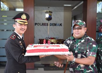 Dandim 0716/Demak Berikan Surprise di HUT Bhayangkara Ke-80 untuk Polres Demak. (Foto/Pendim).