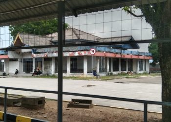 Gedung diduga Milik Pemerintah Terbengkalai Tidak Terawat. (Foto/Fuat).