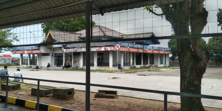Gedung diduga Milik Pemerintah Terbengkalai Tidak Terawat. (Foto/Fuat).