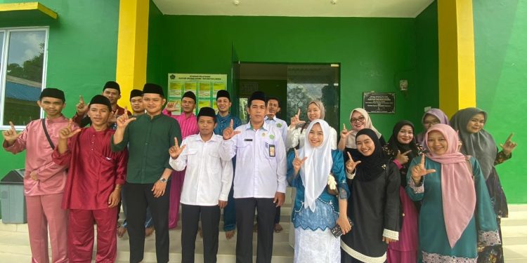 KUA Lingga Bekali Delapan Calon Pengantin dengan Bimbingan Perkawinan.(Foto/Handoyo).