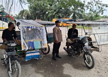 Bhabinkamtibmas Polsek Hinai Sambangi Penarik Becak, Perkuat Kedekatan Masyarakat. (Foto/Jhon).