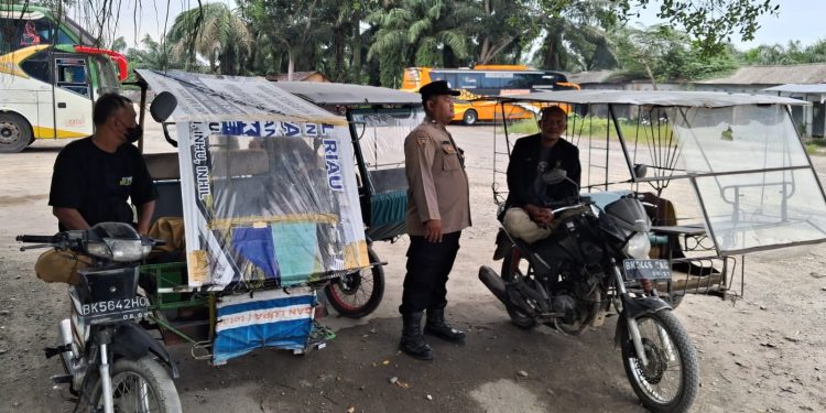 Bhabinkamtibmas Polsek Hinai Sambangi Penarik Becak, Perkuat Kedekatan Masyarakat. (Foto/Jhon).