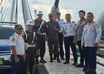 Patroli Gabungan Tertibkan Parkir  Di Jembatan Bbarelang. (Foto/Humas).