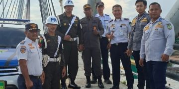 Patroli Gabungan Tertibkan Parkir  Di Jembatan Bbarelang. (Foto/Humas).