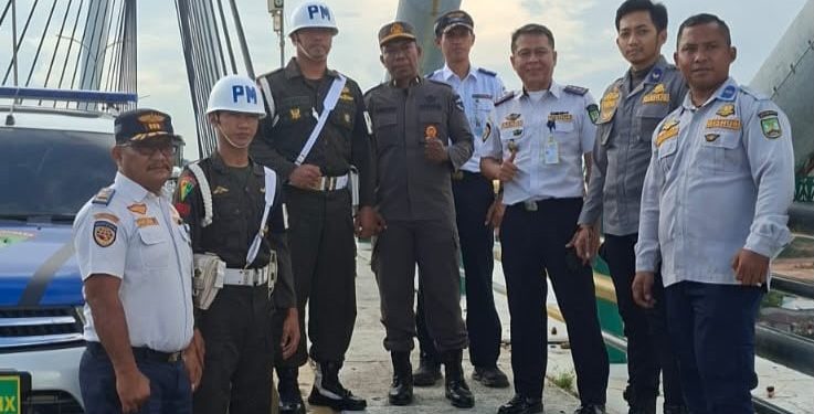 Patroli Gabungan Tertibkan Parkir Di Jembatan Bbarelang. (Foto/Humas).