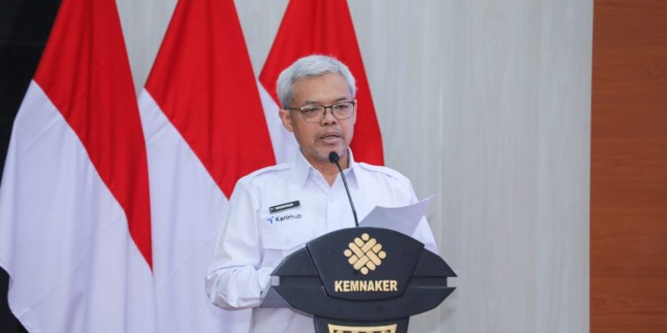 Sekretaris Jenderal Kemnaker, Cris Kuntadi saat membuka Webinar bertema. (Foto/Humas).