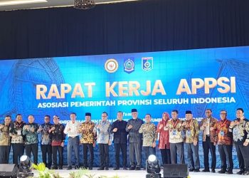 Wakil Gubernur Kepulauan Riau, Nyanyang Haris Pratamura, foto bersama usai penutupan acara. (Foto/Humas).
