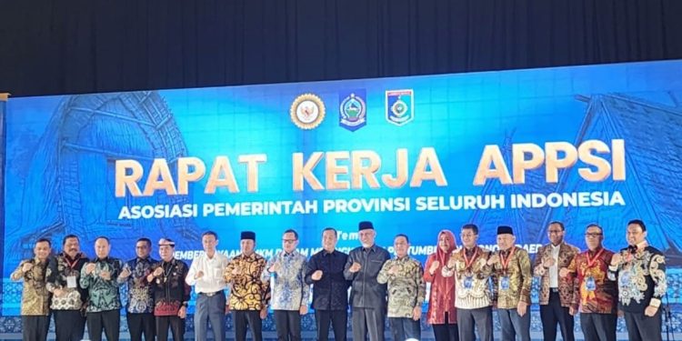 Wakil Gubernur Kepulauan Riau, Nyanyang Haris Pratamura, foto bersama usai penutupan acara. (Foto/Humas).