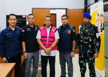 Tersangka Brigjen Pol LMI diapit oleh penyidik Kejaksaan Agung dan dikawal oleh Polisi Meliter. (Foto/Istimewa).