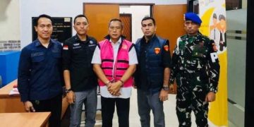 Tersangka Brigjen Pol LMI diapit oleh penyidik Kejaksaan Agung dan dikawal oleh Polisi Meliter. (Foto/Istimewa).