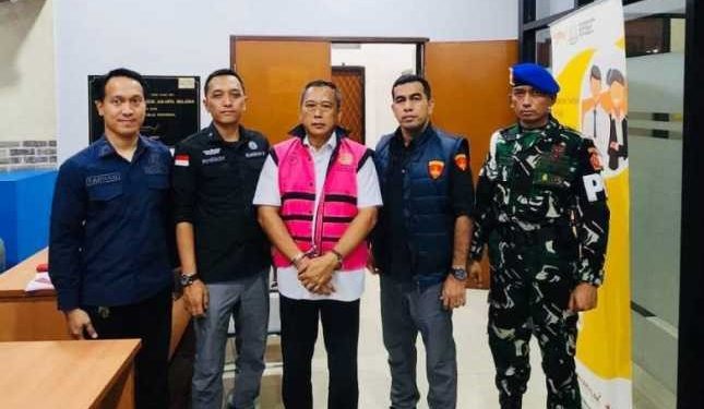 Tersangka Brigjen Pol LMI diapit oleh penyidik Kejaksaan Agung dan dikawal oleh Polisi Meliter. (Foto/Istimewa).