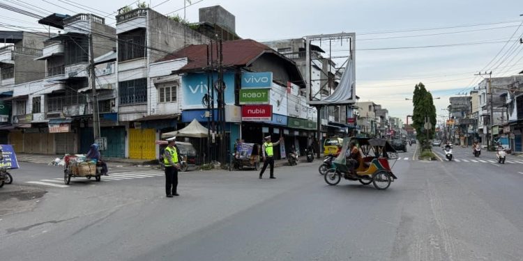 Sat Lantas Polres Langkat Intensifkan Gatur Lalin Pagi, Kapolres Apresiasi Kinerja Personel. (Foto/Jhon).