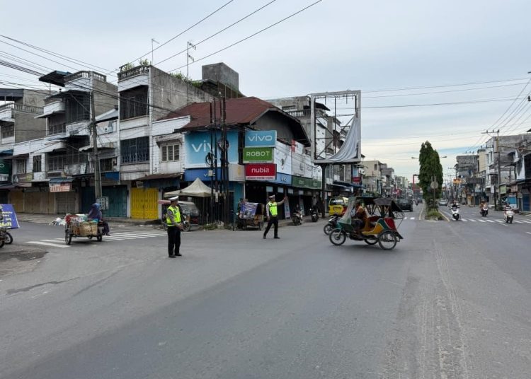 Sat Lantas Polres Langkat Intensifkan Gatur Lalin Pagi, Kapolres Apresiasi Kinerja Personel. (Foto/Jhon).
