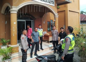 Sejumlah personil Sat Lantas Polres Langkat Patroli Gereja. (Foto/Jhon).