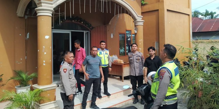 Sejumlah personil Sat Lantas Polres Langkat Patroli Gereja. (Foto/Jhon).