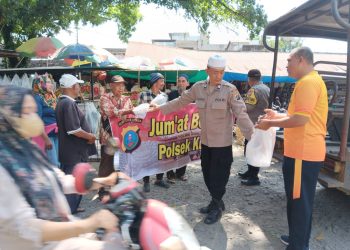 Jumat Berkah Polsek Kuala, Berbagi Nasi Kotak Sambil Pererat Kedekatan dengan Masyarakat. (Foto/Jhon).