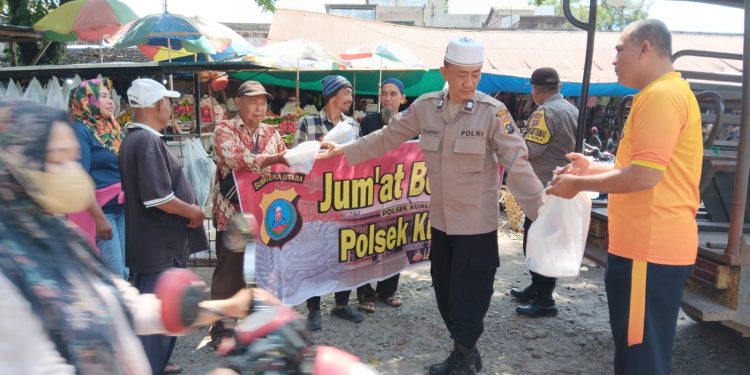 Jumat Berkah Polsek Kuala, Berbagi Nasi Kotak Sambil Pererat Kedekatan dengan Masyarakat. (Foto/Jhon).